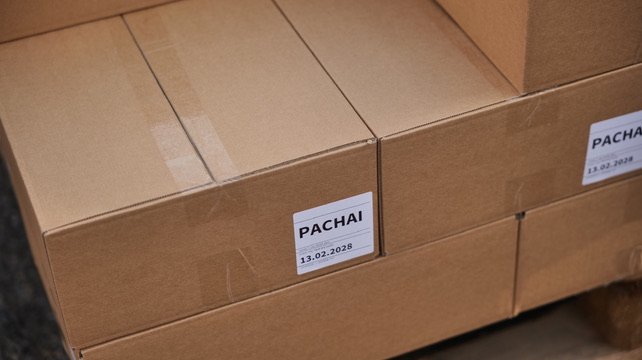 Kartons der ersten Pachai-Produktion, beschriftet und palettiert.